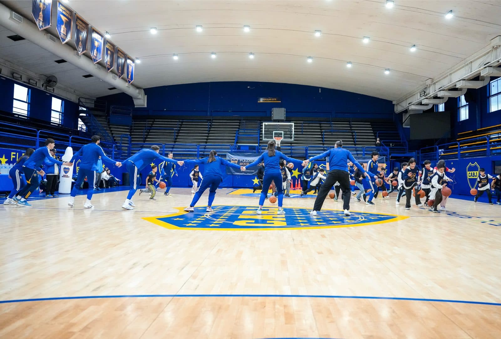El grupo completo en ronda sobre el parquet, durante la entrada en calor con los profesores