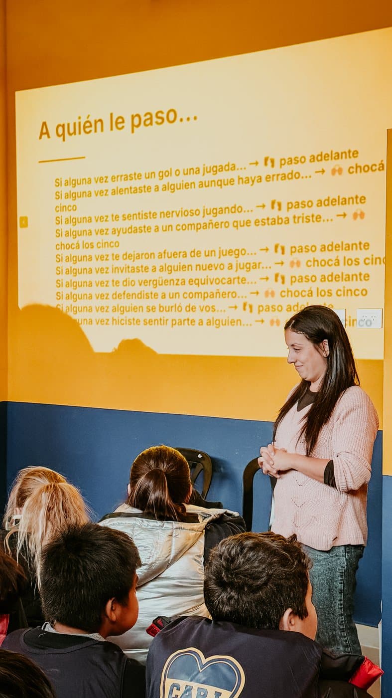 Una de las psicopedagogas coordina la charla contra el bullying frente al grupo