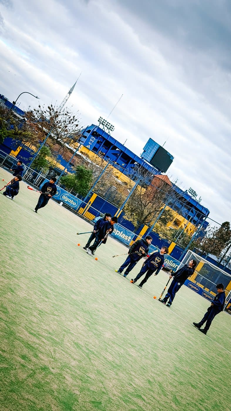 Los participantes con palos de hockey durante los ejercicios técnicos
