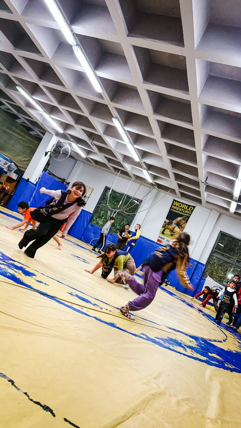 Grupo reunido en el gimnasio antes de comenzar la clínica