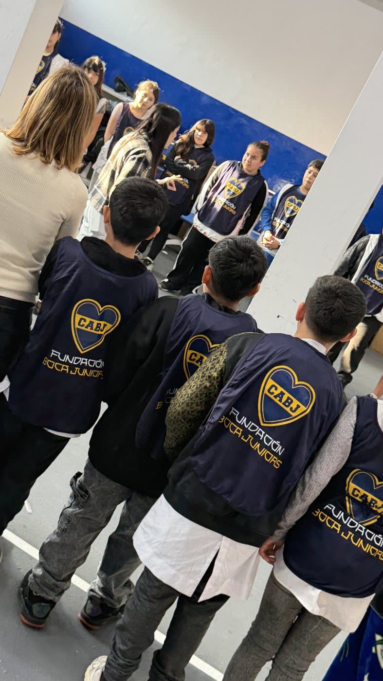 Los estudiantes de séptimo grado escuchan la charla sobre grooming