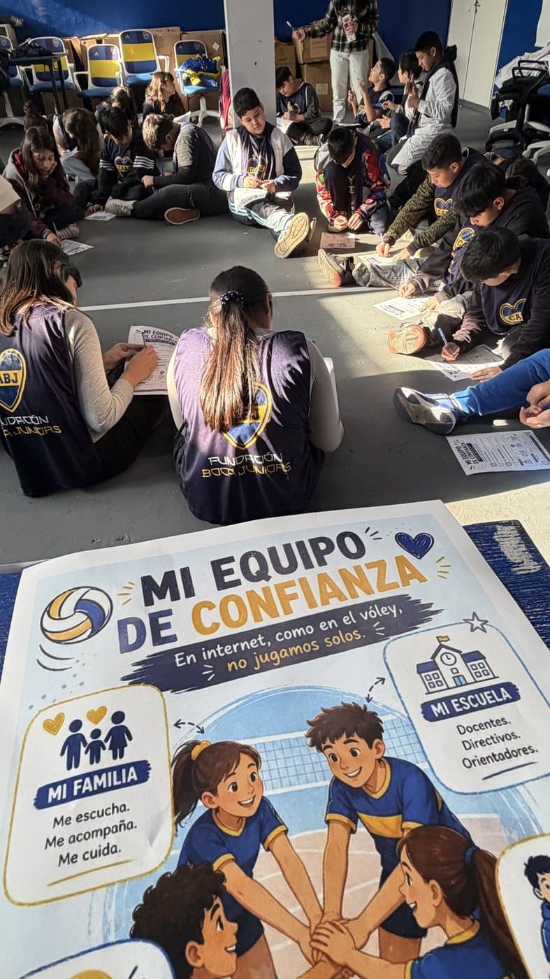 Material de la charla «Mi equipo de confianza» sobre la mesa de trabajo