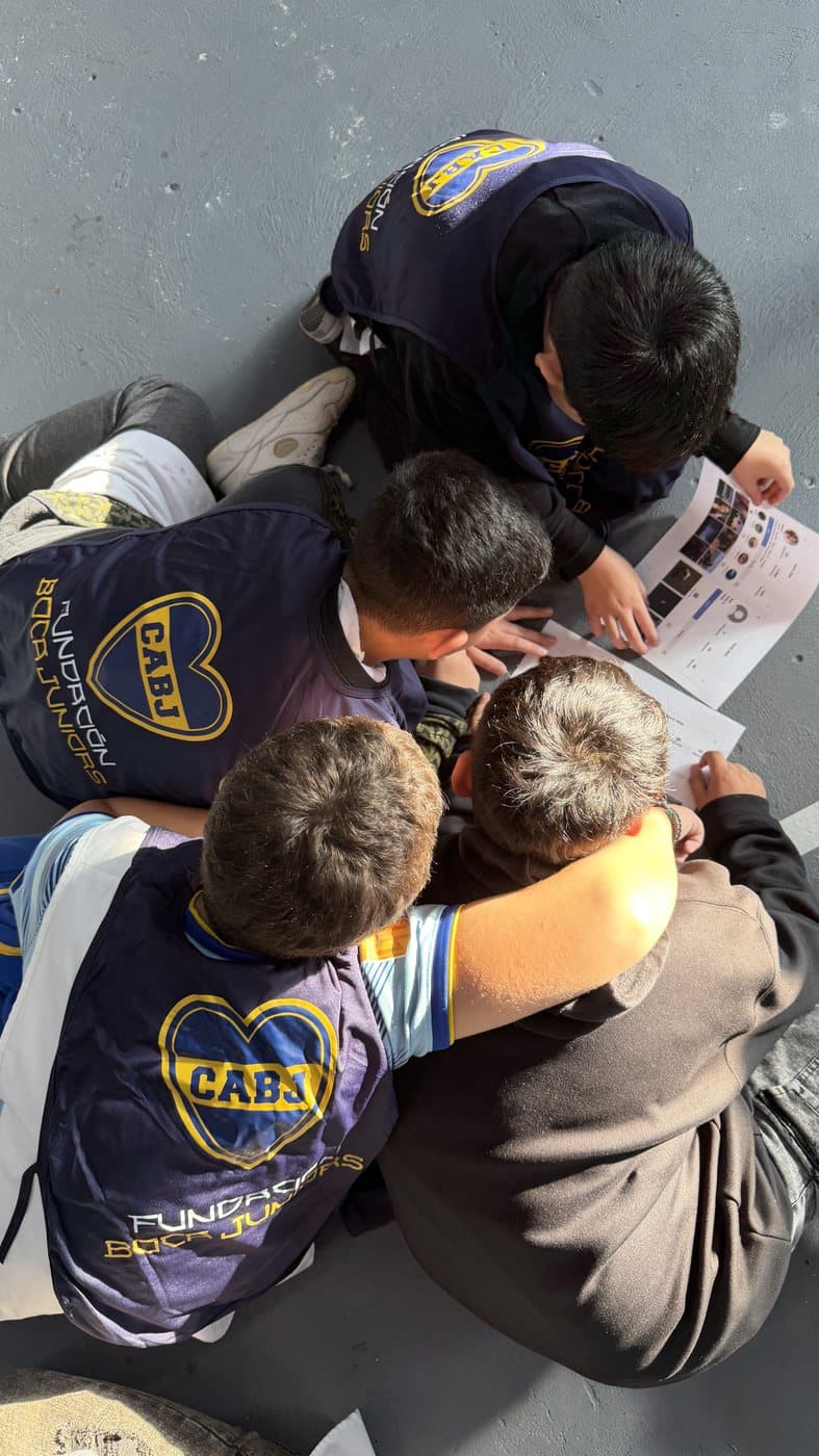 Grupo de estudiantes resolviendo la actividad en equipo