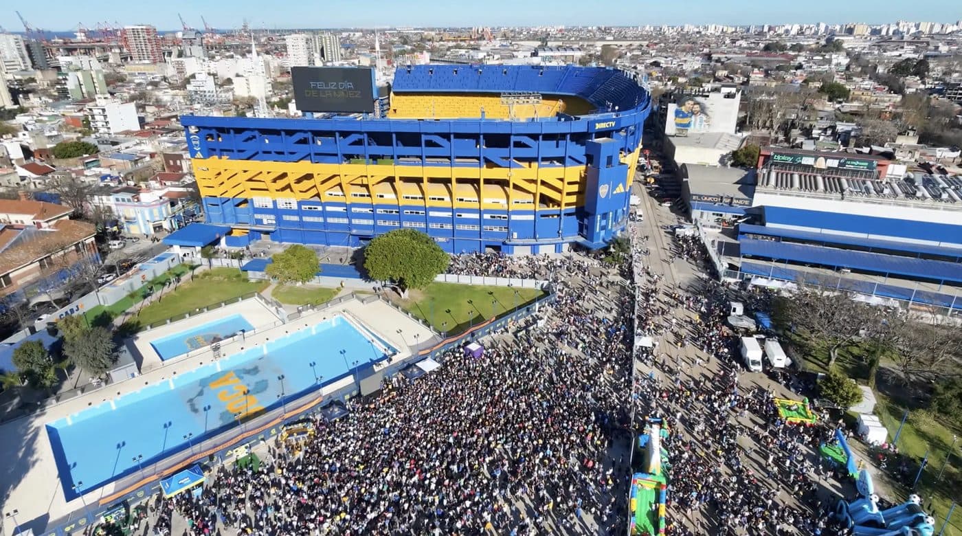 Vista aérea de la Bombonera y la pileta del club, con las calles de alrededor colmadas de gente