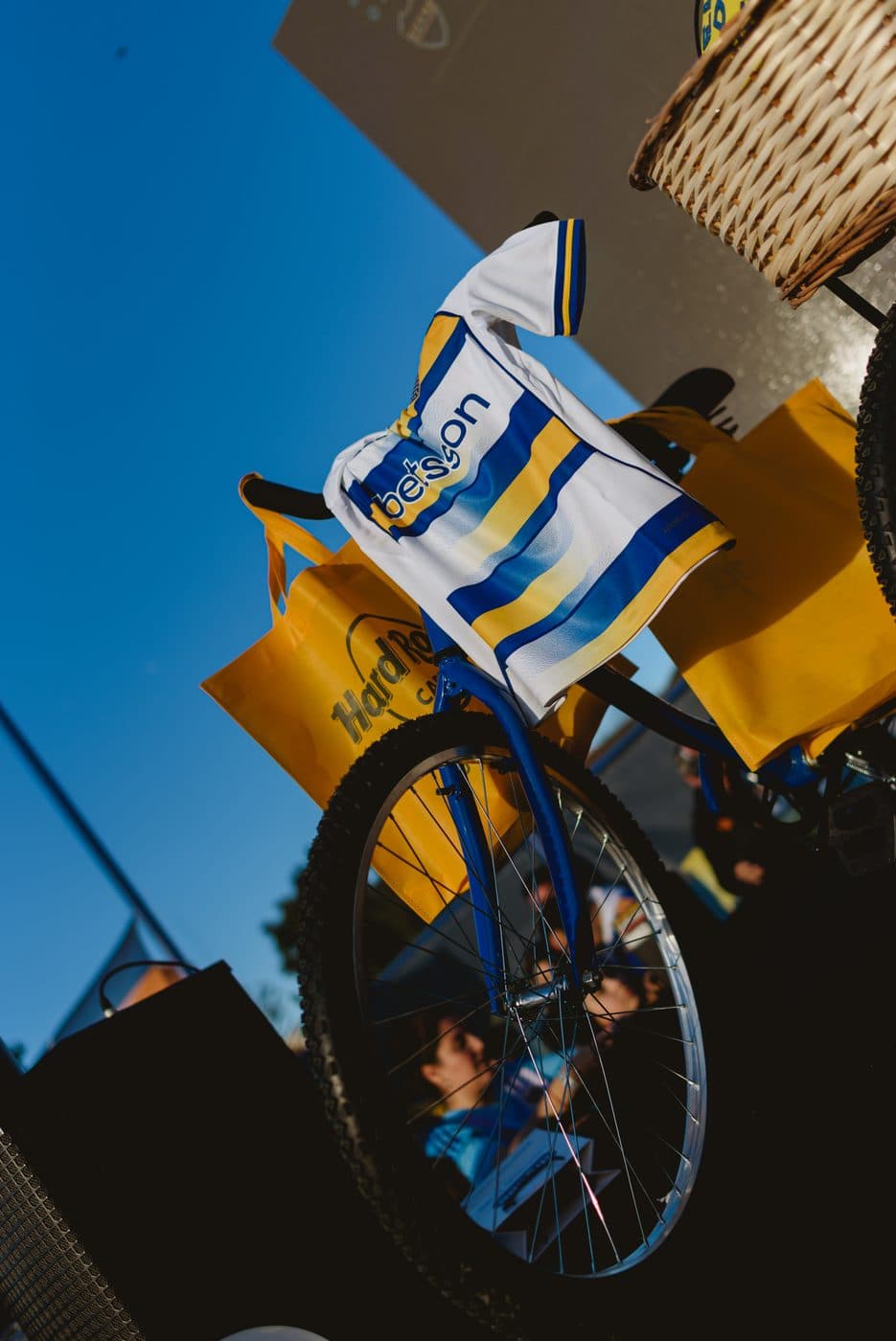 Una bicicleta con una camiseta de Boca colgada, exhibida contra el cielo