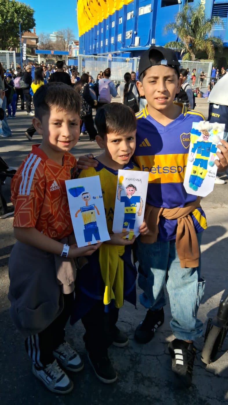 Tres chicos muestran a cámara los regalos que recibieron en la jornada