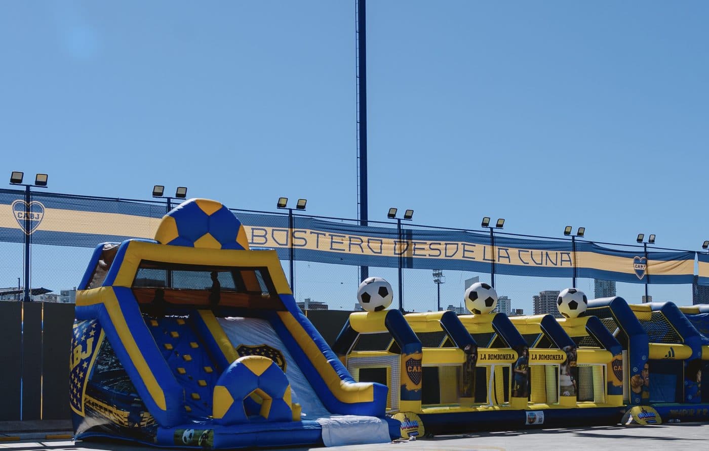 El inflable gigante con la leyenda “Bostero desde la cuna”, decorado con pelotas de fútbol