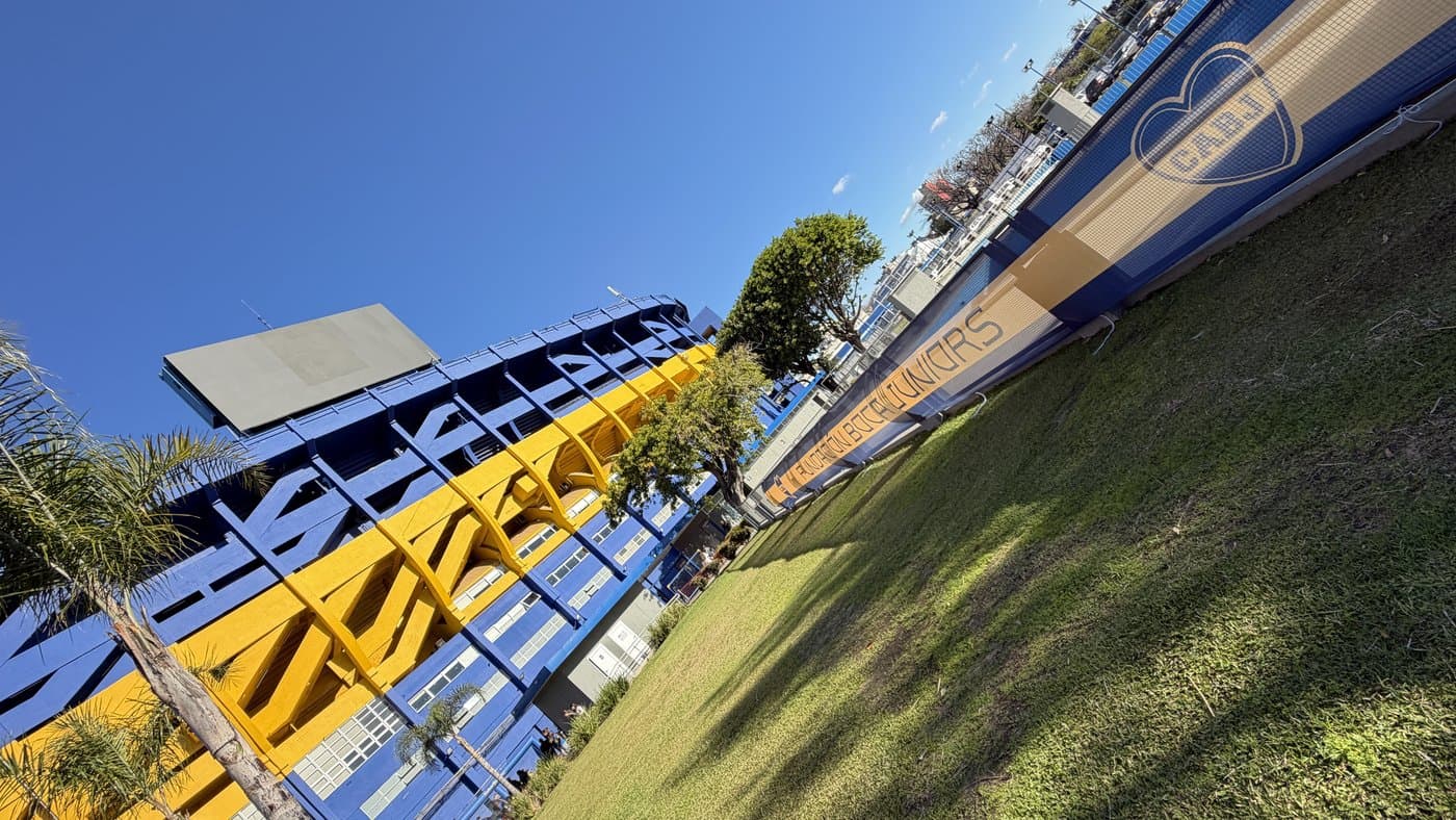 Vista del predio del club desde el parque, con las gradas azules y amarillas