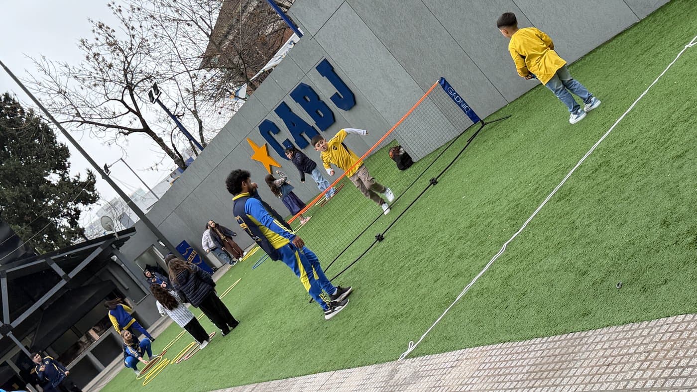 Un chico salta a la soga durante los juegos, junto al mural del CABJ