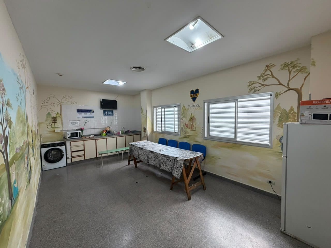 Estar de padres remodelado del Hospital Público Materno Infantil de Salta, con heladera, microondas y mural