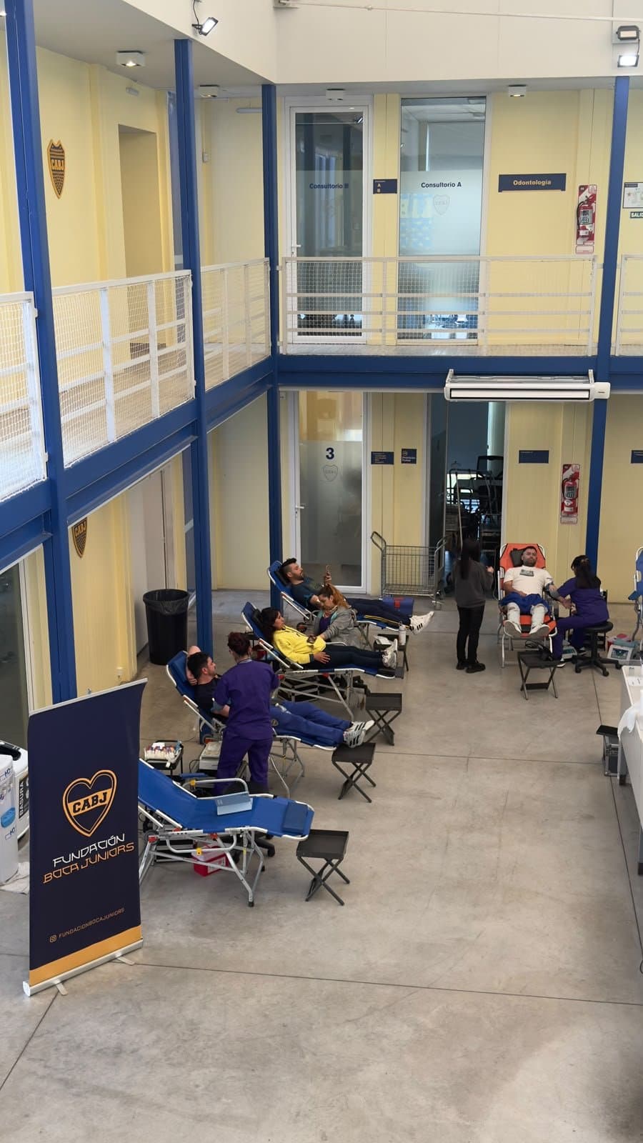 Jornada de donación de sangre en el club: camillas ocupadas en el hall y el banner de la Fundación en primer plano