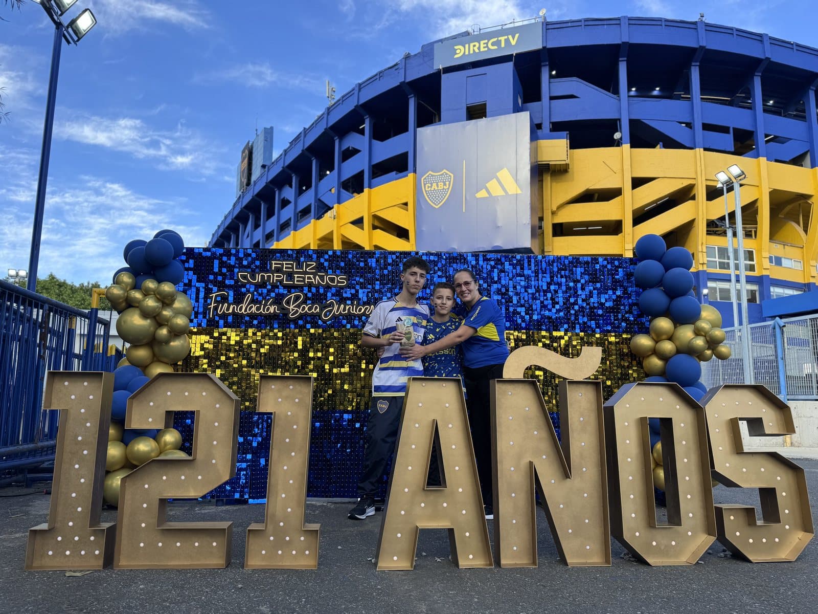 Instalación con las letras “121 años” frente a la Bombonera, rodeada de globos azules y dorados
