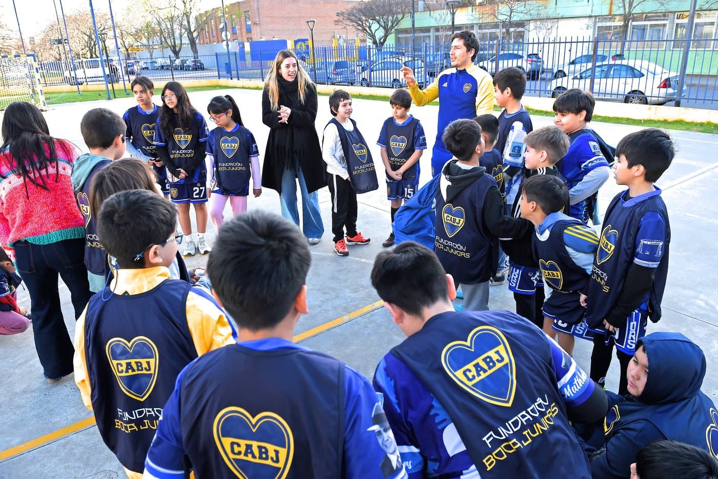 Clínica de handball en la cancha, con los chicos en ronda